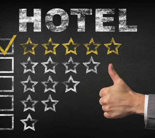 Ocena hotelu: zaznaczony pierwszy kwadrat i cztery złote gwiazdki. Kciuk w górę. 4-gwiazdkowy hotel zasługuje na pochwałę.