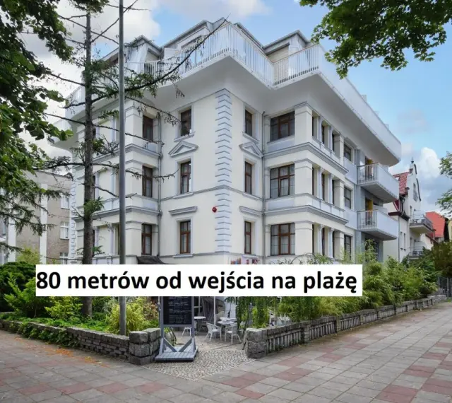 Elegancki hotel Marmur, zaledwie 80 metrów od plaży, otoczony zielenią. Idealne miejsce na wakacje.