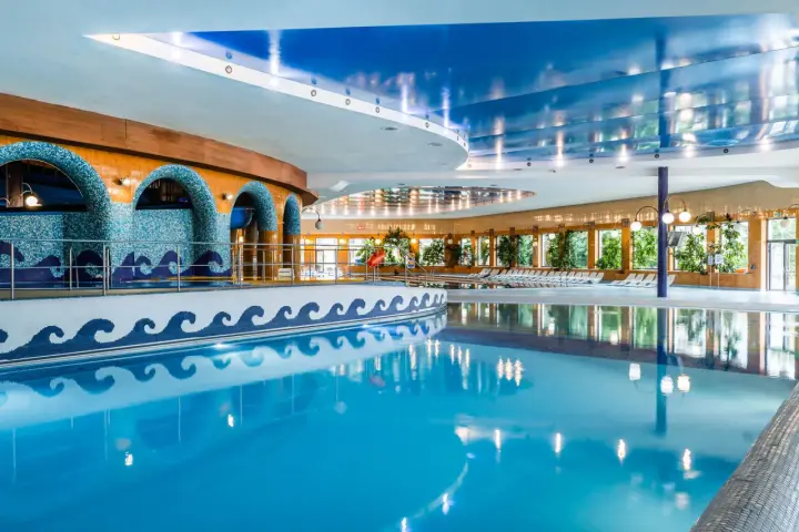 Basen Tropikana Mikołajki: cennik i atrakcje. Relaks w tropikalnym klimacie, baseny, zjeżdżalnie i strefa wellness.