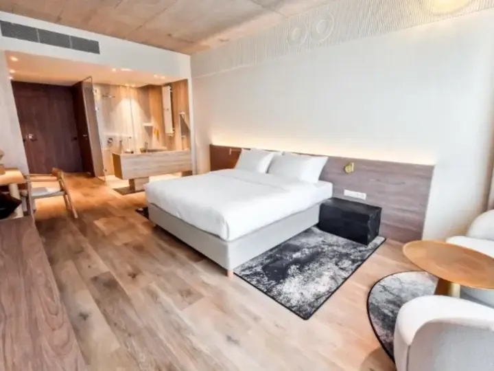 Czy osoba niepełnoletnia może wynająć pokój w hotelu? Ważne zasady!