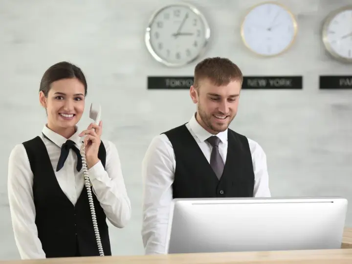 Ile godzin pracuje recepcjonistka w hotelu? Odkryj prawdę o pracy