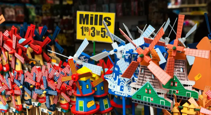 Kolorowe wiatraki, idealne pamiątki. Zastanawiasz się, co przywieźć z Amsterdamu? Te urocze drewniane wiatraczki to świetny pomysł!
