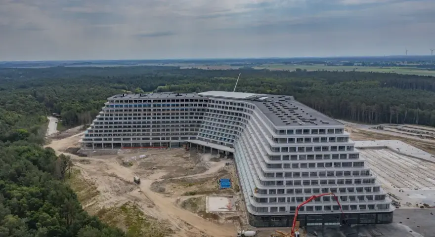 Ogromny hotel Gołębiewski w budowie, otoczony lasem. Zastanawiasz się, ile kosztuje pobyt w hotelu Gołębiewskim?