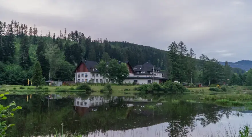 Malowniczy hotel nad jeziorem, idealne miejsce, by odpocząć i zastanowić się, co robić w Wiśle.