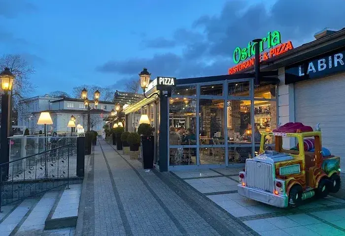 Gdzie zjeść w Międzyzdrojach? Odkryj najlepsze restauracje i smaki