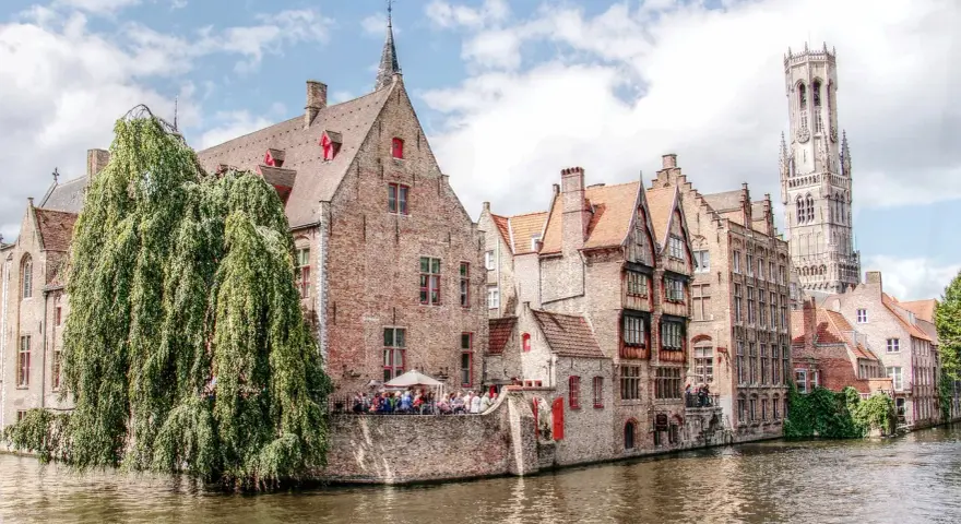 Bruggia, Belgia: malownicze kanały i zabytkowa architektura. Ciekawe ciekawostki o Belgii czekają na odkrycie!