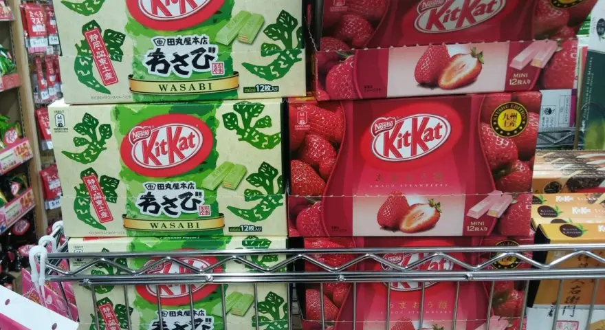 Zastanawiasz się, co przywieźć z Tokio? Pudełka KitKat o smaku wasabi i truskawki to idealny, nietypowy wybór.