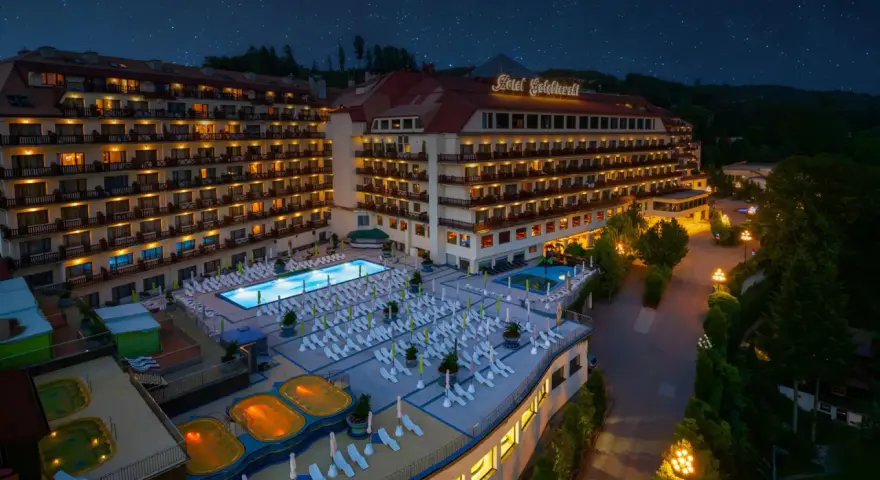 Hotel Gołębiewski nocą, z basenami i leżakami. Kamera uchwyciła piękny widok.
