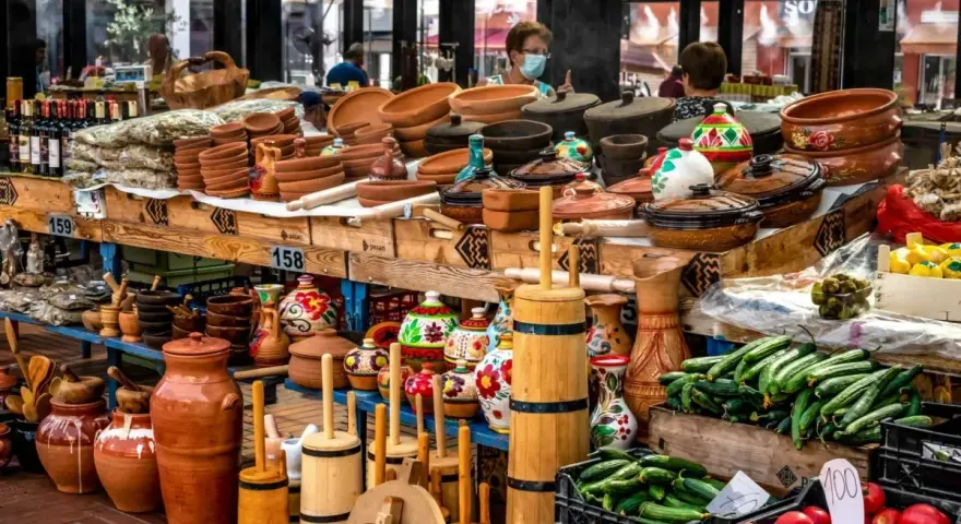 Garnki, dzbanki, naczynia gliniane i lokalne produkty – idealne pamiątki, by poczuć smak Portugalii. Co przywieźć z Porto? Oto inspiracje!