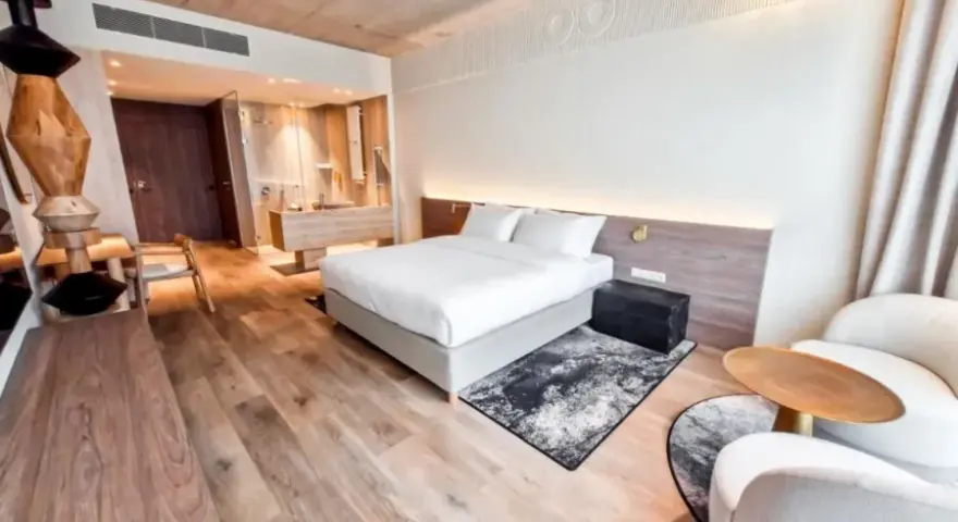 Czy osoba niepełnoletnia może wynająć pokój w hotelu? Ważne zasady!