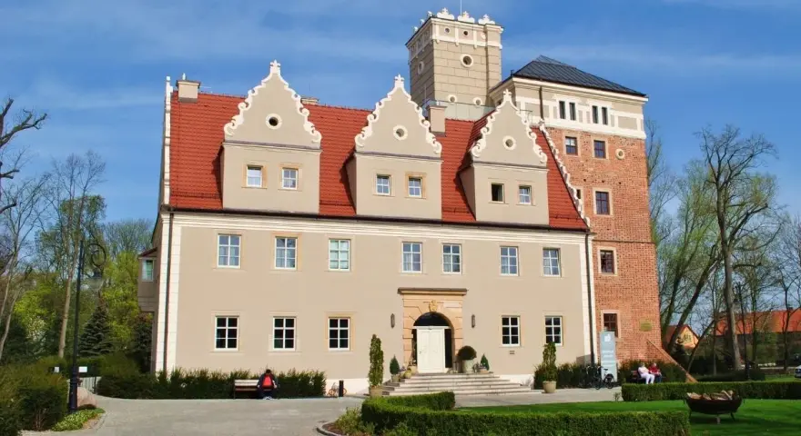 Zamek w Krobielowicach, jedna z atrakcji do 30 km od Wrocławia, zaprasza do zwiedzania.