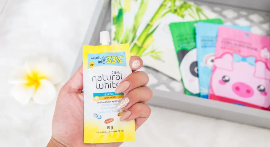 Co warto przywieźć z Tajlandii? Kosmetyki Olay Natural White w uroczych opakowaniach, idealne na prezent.