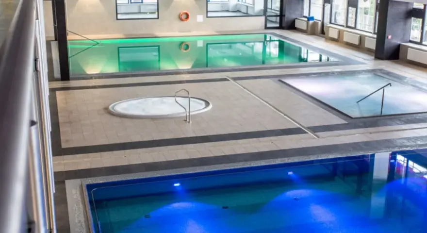Wodne atrakcje w aquaparku Ustroń i okolice: baseny, jacuzzi i brodzik.