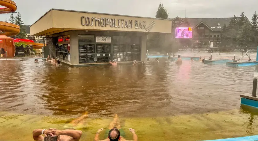 Relaks w termach na Słowacji blisko granicy. Ludzie kąpią się w ciepłej wodzie przy barze "Cosmopolitan".