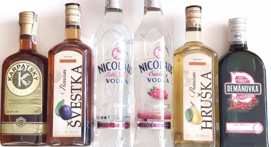 Co kupić na Słowacji? Różne rodzaje wódek i likierów: Karpacki Likier, Śliwkowa Švestka, Nicolaus Vodka, Hruška, Demanovka Cranberry.