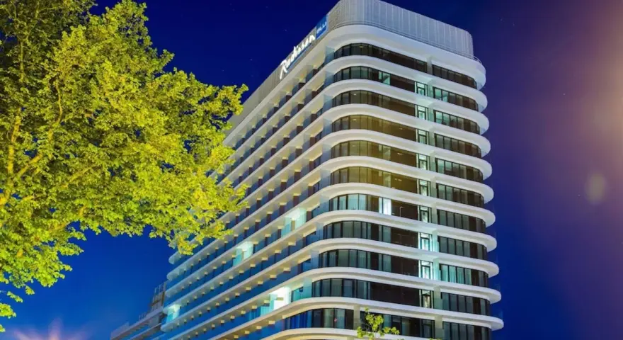 Nowoczesny Radisson Blu Resort Świnoujście zachwyca architekturą. Sprawdź radisson blu resort świnoujście ceny i zaplanuj swój pobyt nad morzem.