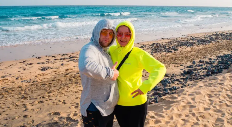 Para na plaży Fuerteventura, idealna pogoda w grudniu.