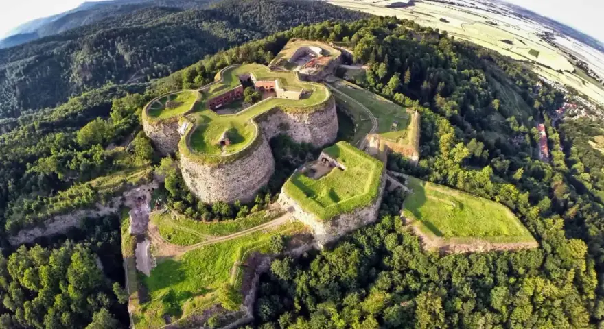 Imponujący fort na wzgórzu, otoczony lasami, to perła Dolnego Śląska.