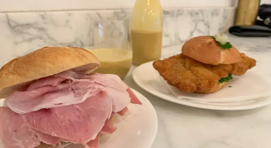 Dwa pyszne sandwicze, jeden z szynką, drugi z panierowanym kotletem, idealne, by sprawdzić, co warto zjeść w Wiedniu.