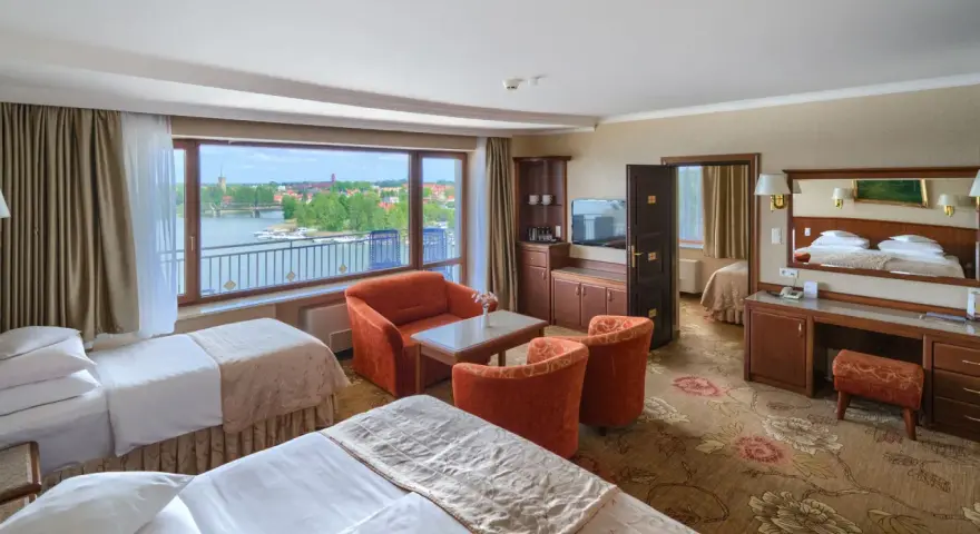 Pokój w Hotelu Gołębiewski w Mikołajkach, z widokiem na jezioro. Hotel ma 4 gwiazdki.