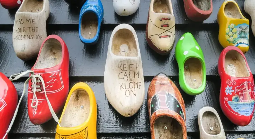 Kolorowe drewniaki, czyli co kupić w Holandii. Wzory z wiatrakami, tulipanami i napisem "Keep calm and klomp on".