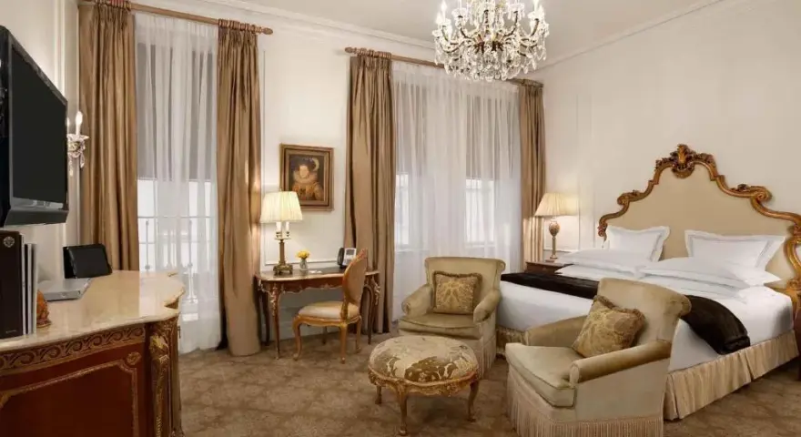 Ile kosztuje noc w hotelu Plaza? Ceny i zaskakujące różnice!
