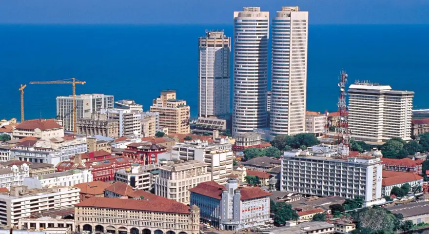 Panorama miasta Sri Lanka stolica, z nowoczesnymi wieżowcami i historyczną architekturą nad błękitnym oceanem.