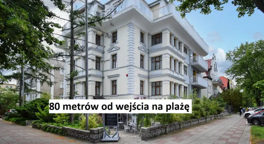 Elegancki hotel Marmur, zaledwie 80 metrów od plaży, otoczony zielenią. Idealne miejsce na wakacje.