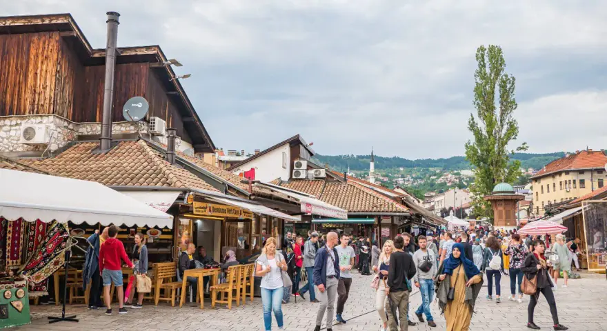 Tłoczny bazar w Sarajewie, idealne miejsce na bośnia i hercegowina wakacje. Ludzie spacerują, kupują pamiątki i jedzą w kawiarniach.