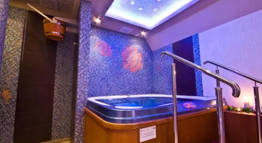 Relaks w jacuzzi i prysznic z drewnianej bani w klimatycznym spa dla dwojga.