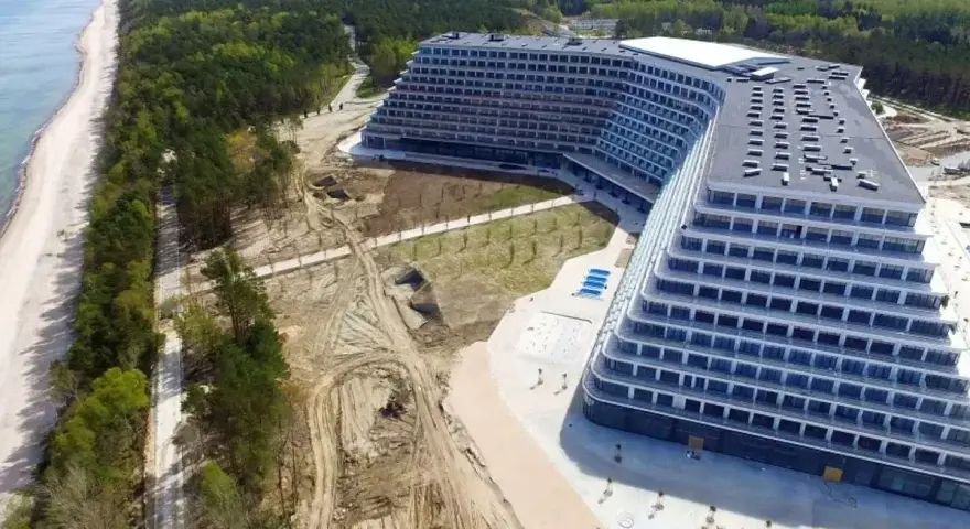Nowy hotel Gołębiewski w budowie, z widokiem na morze i las. Czy to będzie najlepszy hotel Gołębiewski?