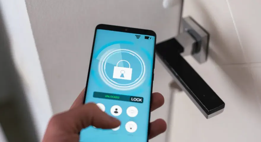 Smartfon z aplikacją hotelową pokazuje, jak się zameldować w hotelu, odblokowując drzwi.