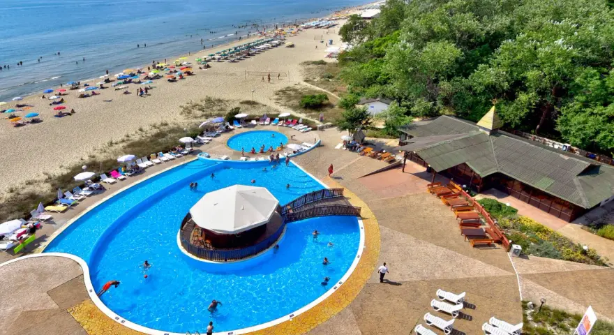 Idealne tanie wczasy w Bułgarii: plaża, baseny z barem i mnóstwo słońca.