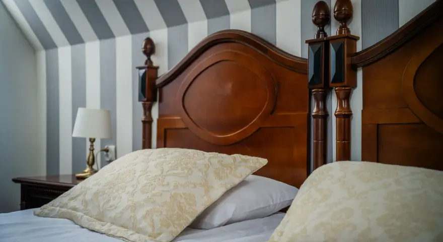 Wygodne łóżko w hotelu, idealne na służbowy nocleg. Pytanie, czy można służbowo nocować w hotelu, jest tu nieistotne, bo komfort jest najważniejszy.