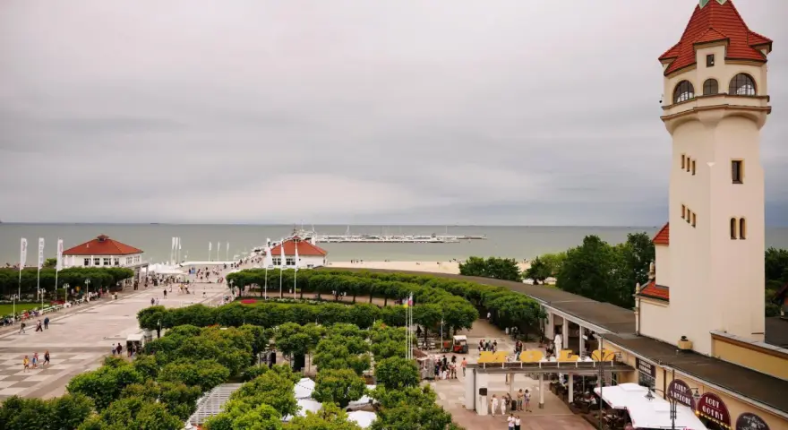 Sopot, jedno z urokliwych miast w Polsce, z charakterystyczną wieżą i widokiem na morze.