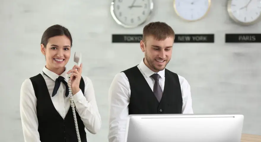 Ile godzin pracuje recepcjonistka w hotelu? Odkryj prawdę o pracy