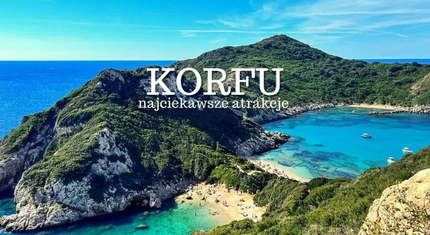 Widok na zatokę z turkusową wodą i plażą. Idealne miejsce, by odkryć, co zobaczyć na Korfu.