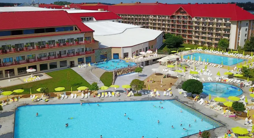 Hotel Gołębiewski Mikołajki: basen zewnętrzny z mnóstwem leżaków i parasoli. Sprawdź cennik i zaplanuj wakacje!