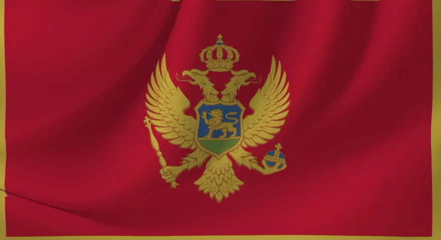 Flaga Czarnogóry z dwugłowym orłem. W tym kraju obowiązuje euro, a język urzędowy to czarnogórski.