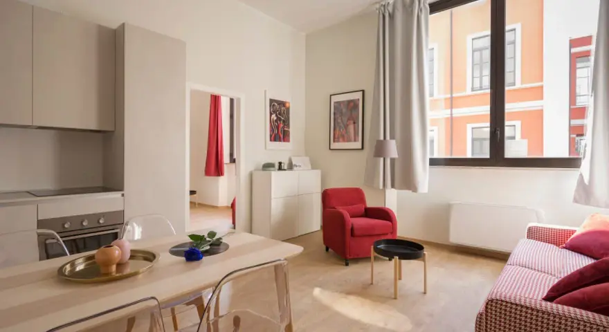 Nowoczesny apartament z kuchnią, jadalnią i salonem. Idealne miejsce na pobyt, gdy zastanawiasz się, airbnb co to.