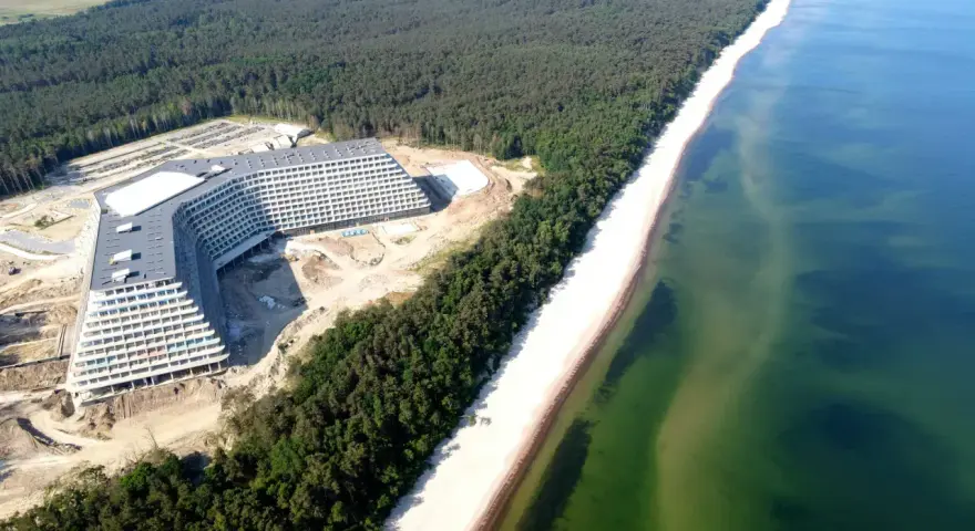Nowy hotel Gołębiewski w Pobierowie, idealne miejsce na wakacyjny booking. Widok z lotu ptaka na budowę i plażę.