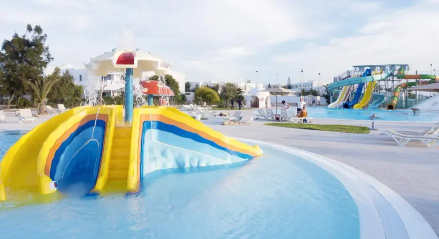 Kolorowy hotel z parkiem wodnym dla dzieci oferuje mnóstwo atrakcji, w tym zjeżdżalnie i baseny.