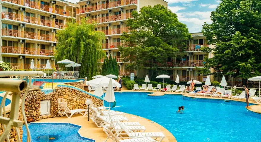 Hotel z basenem i leżakami, idealne miejsce na booking bonu turystycznego.