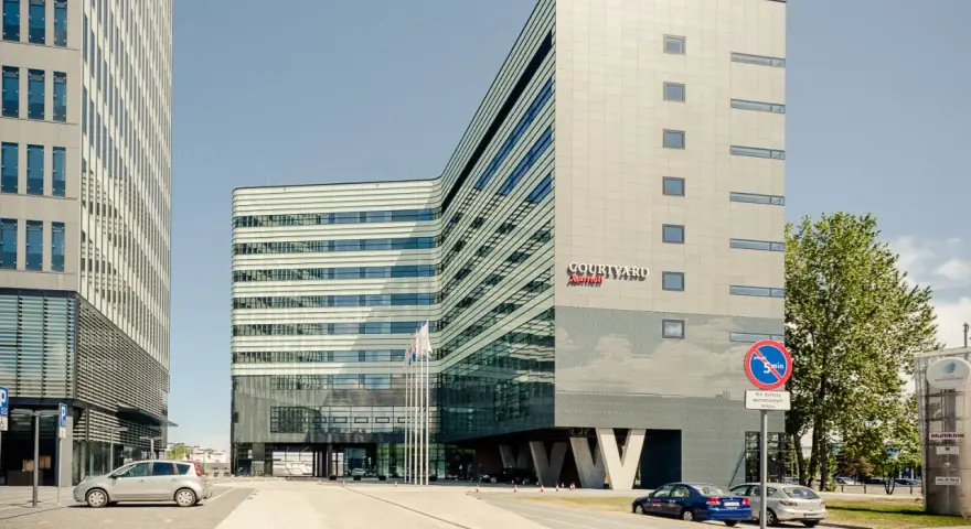 Nowoczesny budynek Courtyard by Marriott w Gdyni, z charakterystyczną, falistą fasadą i przeszklonym parterem.