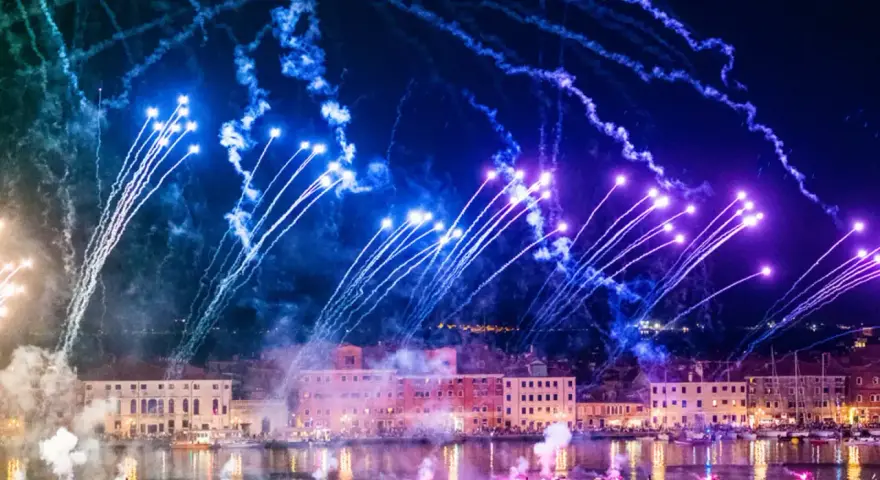 Spektakularny sylwester w Wenecji! Niebo rozświetlone feerią barw, fajerwerki nad wodą i zabytkowe budynki tworzą magiczny widok.