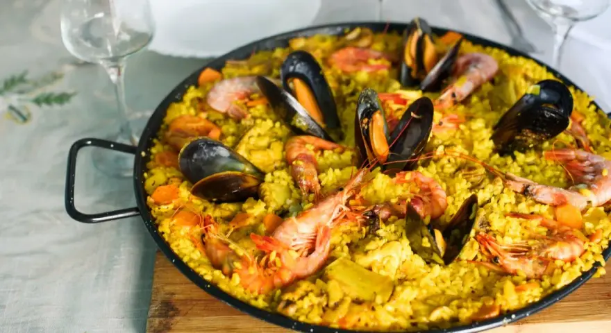 Pyszna paella z owocami morza i ryżem. Idealna odpowiedź na pytanie, co przywieźć z Hiszpanii do jedzenia.