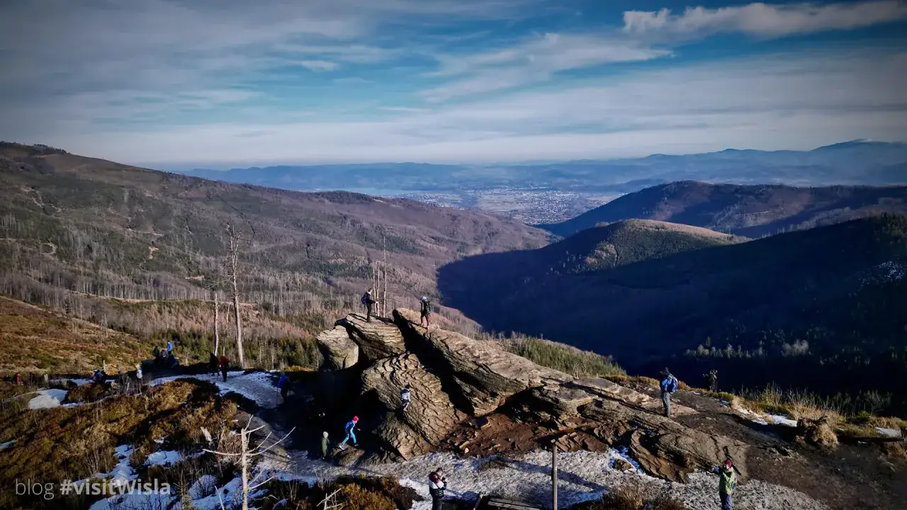 Widok na Beskidy z Wisły. Grupa turystów podziwia panoramę gór i doliny. #wisła #góry