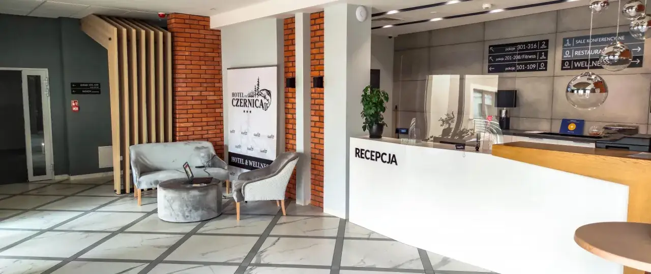 W hotelowej recepcji, obok wygodnych foteli, można zapytać, czy można wynająć pokój w hotelu na parę godzin.