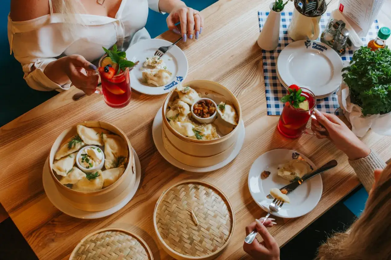 Pyszne pierogi na stole, idealne pytanie: gdzie na obiad Lublin? Z napojem i dipem.