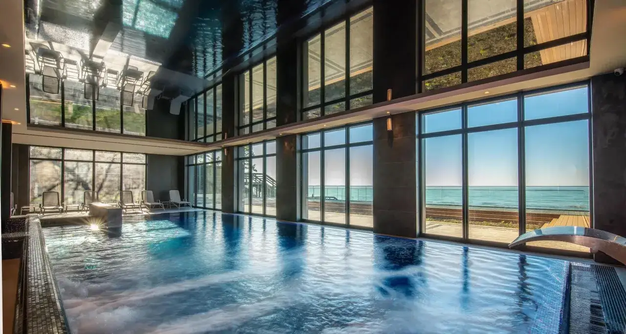 Basen w Radisson z widokiem na morze. Luksusowe wnętrze z leżakami i panoramicznymi oknami. Idealne miejsce dla radisson individuals.